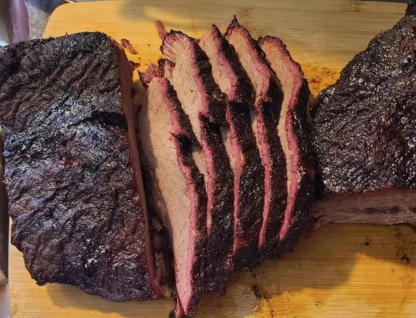 Brisket con corteza oscura y anillo rosa profundo